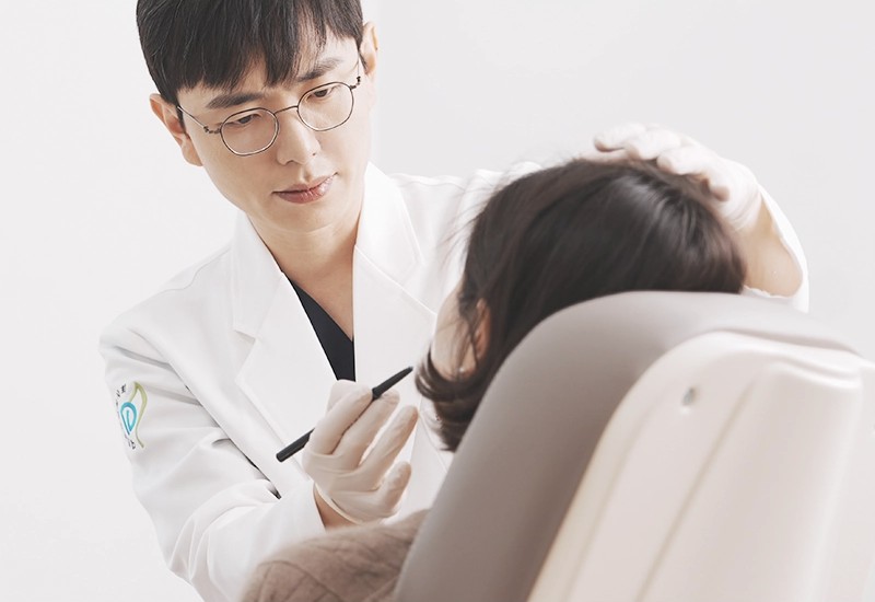 서준혁 대표원장이 환자의 피부를 살피는 모습